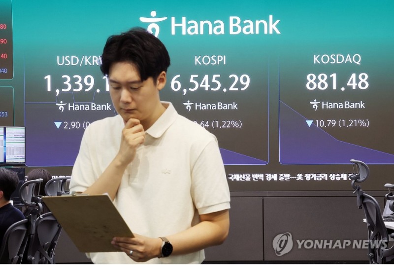 뉴욕 일본 대만 증시 등 우리과 비교되는 증시가 지난 주 상승한 반면 코스피증시는 급락하는 소외 현상이 12일에도 지속되고 있다. 사진=연합뉴스