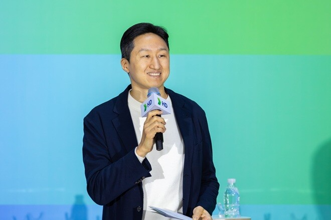정기선 HD현대 회장이 2026년 1월5일 HD현대 글로벌R&D센터에서 열린 ‘오프닝 2026(Opening 2026)’에서 새해 인사를 하고 있다. 사진= HD현대