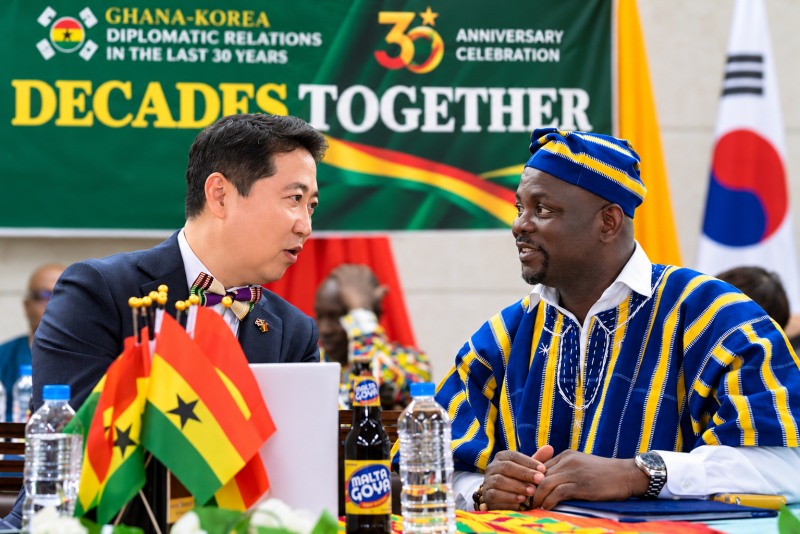 재한가나인협회(GHANASKO)가 10월 4일 경기도 파주에서 창립 30주년 기념행사를 개최했다. 최고조 주한 가나대사(사진 왼쪽)와 마이클 브로니-세파(Michael Broni-Sefah) GHANASKO 회장이 대화를 나누고 있다./재한가나인협회 제공