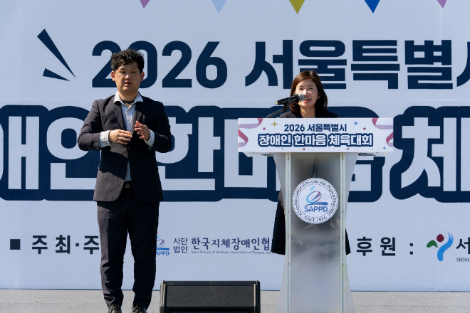 김경우 서울시의회 보건복지위원장이 지난 7일 서울 노량진 축구장에서 열린 ‘2026 서울특별시장애인한마음체육대회'에서 축사를 하고 있다. / 이미지 = 서울시의회