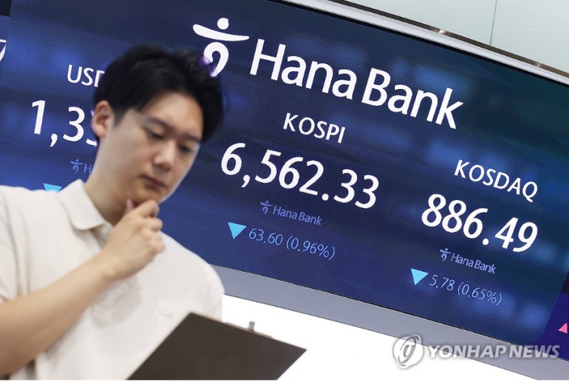 뉴욕 일본 대만 증시 등 우리과 비교되는 증시가 지난 주 상승한 반면 코스피증시는 급락하는 소외 현상이 12일에도 지속되고 있다. 사진=연합뉴스