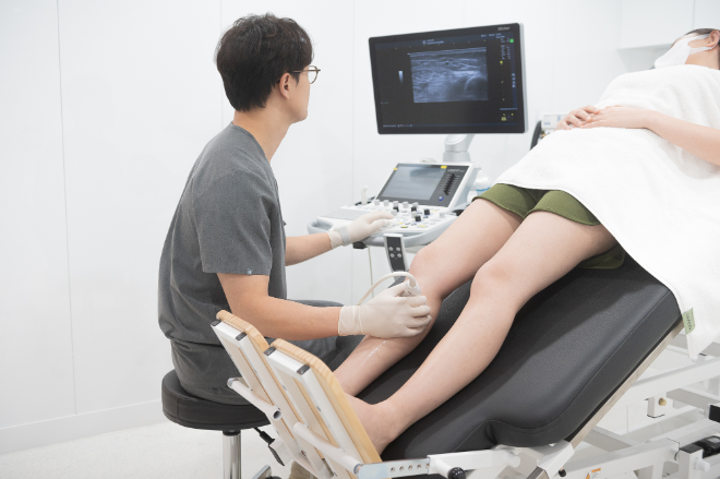 사진=도플러 초음파 검사 중인 서동주 원장 (사진=다리핏의원 제공)