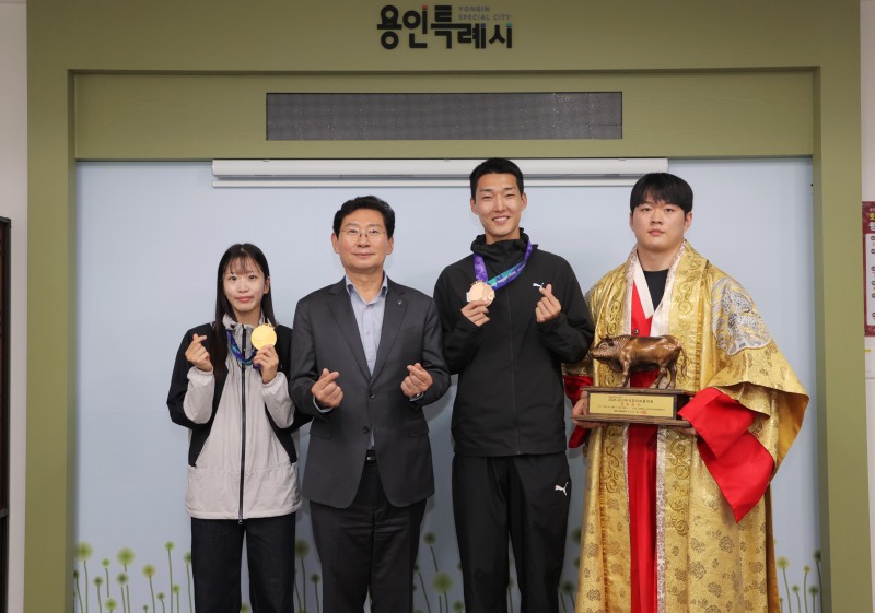이상일 용인특례시장(가운데)이 12일 시장실에서 국내외 대회에서 우수한 성적을 거둔 소속 선수들과 기념촬영을 하고 있다(왼쪽부터 정하은, 이 시장, 우상혁, 박민교 선수). /용인시