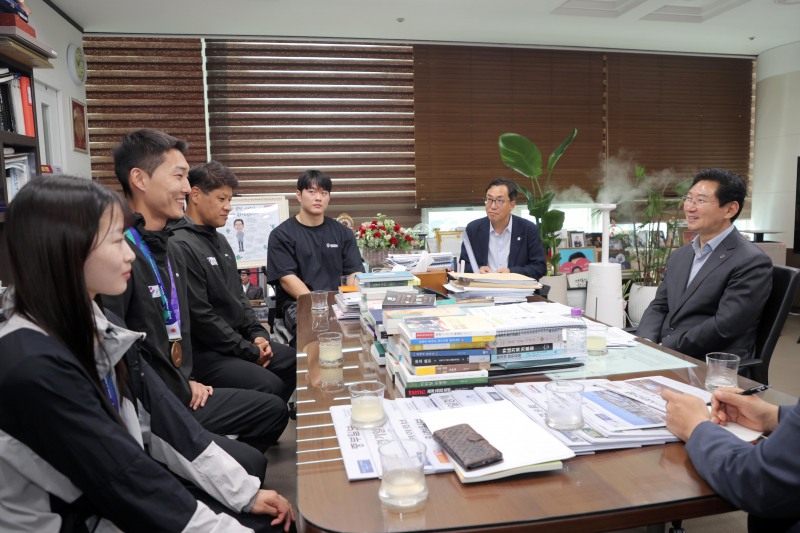 이상일 용인특례시장(오른쪽)이 12일 시장실에서 국내외 대회에서 우수한 성적을 거둔 소속 선수들을 격려하고 있다(왼쪽부터 정하은, 우상혁 선수, 김도균 육상 코치, 박민교 선수. /용인시