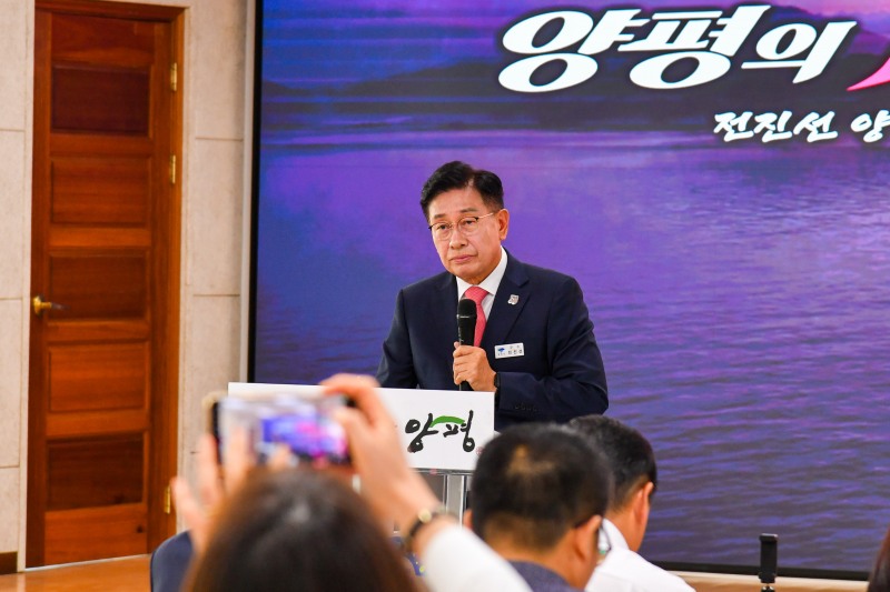 전진선 양평군수가 12일‘민선 9기 취임 100일 언론 소통 브리핑’을 하고있다. /양평군