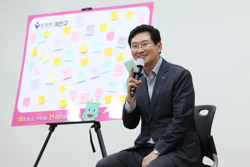 이상일 용인특례시장이 12일 처인구청 대회의실에서 처인구 공직자들과 만나 소통했다. /용인시