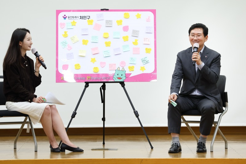 소통하고 있는 이상일 용인특례시장. /용인시