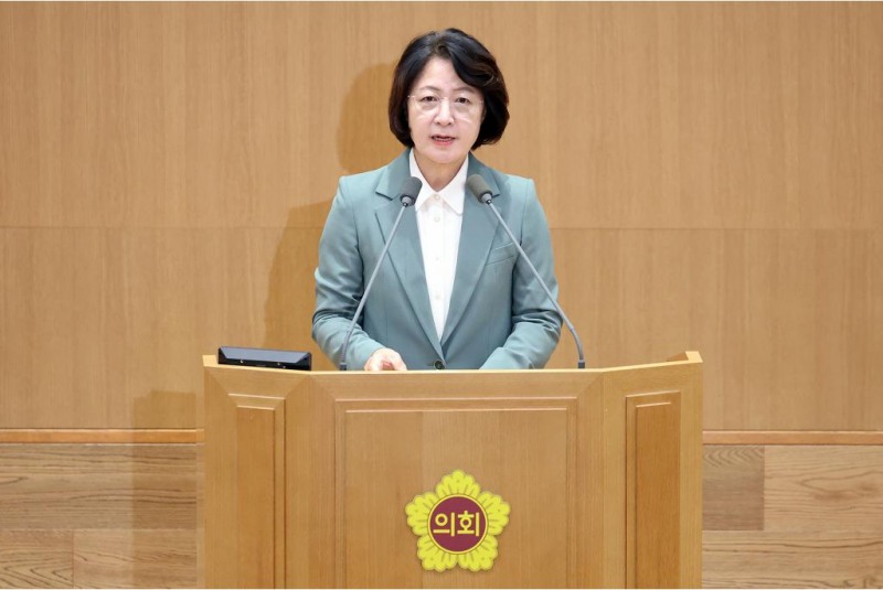 12일 오후 경기도의회 본회의장에서 열린 제394회 임시회 본회의에서 추미애 경기도지사가 발언을 하고있다./경기도