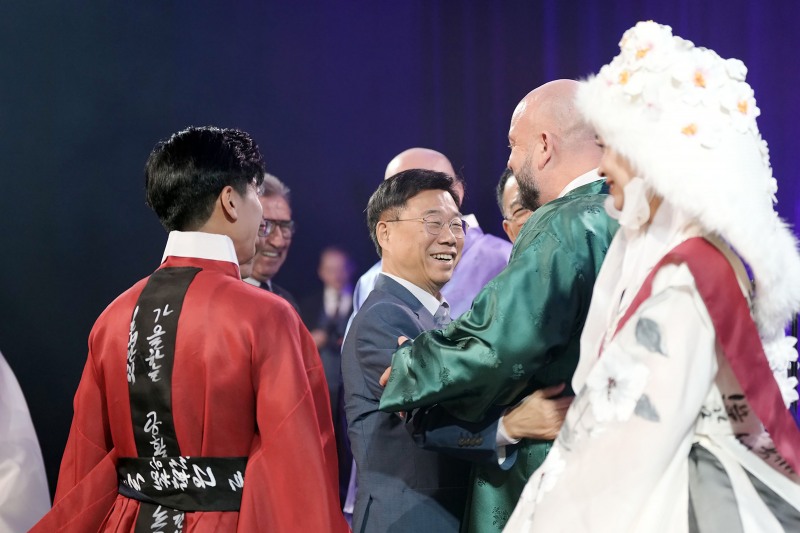신상진 성남시장이 현지시간 10일 브로츠와프시에서 열린 ‘2026 한국의 날 페스티벌’ 에서 야체크 수트릭(Jacek Sutryk) 폴란드 브로츠와프 시장과 포옹하고 있다./성남시
