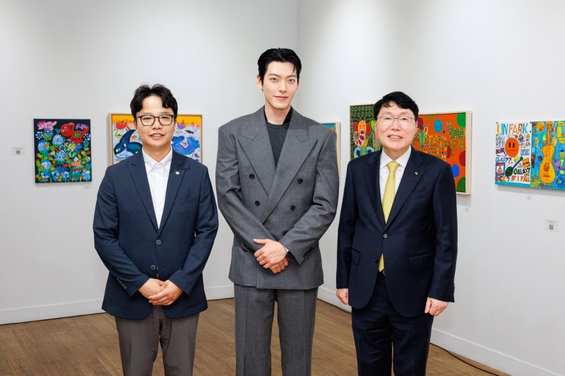 12일 서울 종로구 172G갤러리(광화문역 지하1층)에서 열린 발달장애 아동·청소년 작가와 함께하는 'KB 봄 프로젝트' 전시회 오픈식에서 (오른쪽부터)KB국민카드 김재관 사장, KB국민카드 광고모델 김우빈, 밀알복지재단 황대벽 사무처장이 기념촬영 하고 있다./KB국민카드