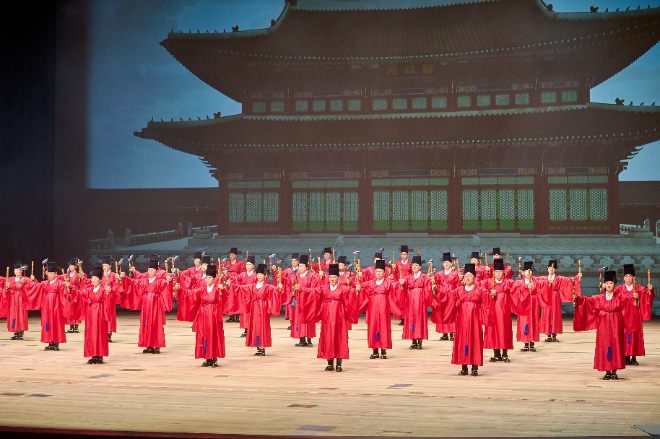 10월 10일(토)부터 12일(월)까지 서울 세종문화회관 대극장에서 열린 제21회 창신제(創新祭)에서 크라운해태 임직원들이 ‘종묘제례악 전폐희문’ 공연을 하고 있다. (사진 =크라운해태 제공)