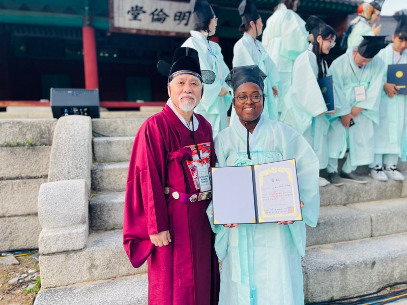 가나 출신 하토 아니타 에메파(Hato Anita Emefa) 씨(사진 오른쪽)가 10월 5일 서울 성균관에서 열린 ‘제1회 재한외국인 과거시험’에서 병과(丙科) 급제의 영예를 안았다. 수상 뒤 관계자와 함께 기념촬영을 하고 있다./본인 제공