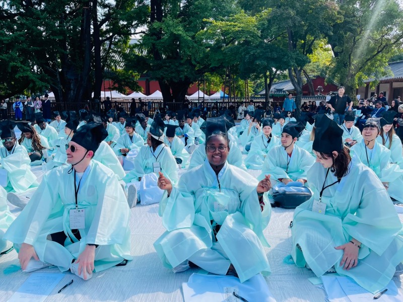 가나 출신 하토 아니타 에메파(Hato Anita Emefa) 씨(사진 가운데)가 10월 5일 서울 성균관에서 열린 ‘제1회 재한외국인 과거시험’에서 병과(丙科) 급제의 영예를 안았다. 프로그램 진행 중 기념촬영을 하고 있다./본인 제공