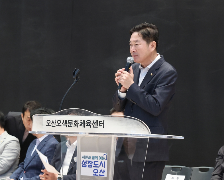 조용호 오산시장이 지난 10일 오산오색문화체육센터에서열린‘2026 오산시협회장배 탁구대회’에 참석, 축사를 하고 있다. /오산시