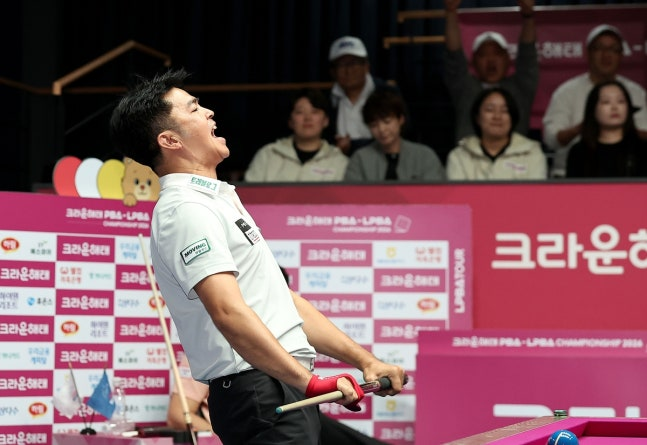 우승 트로피를 든 응우옌꾸옥응우옌(왼쪽)과 기종표 크라운해태 단장 / 사진=PBA 제공