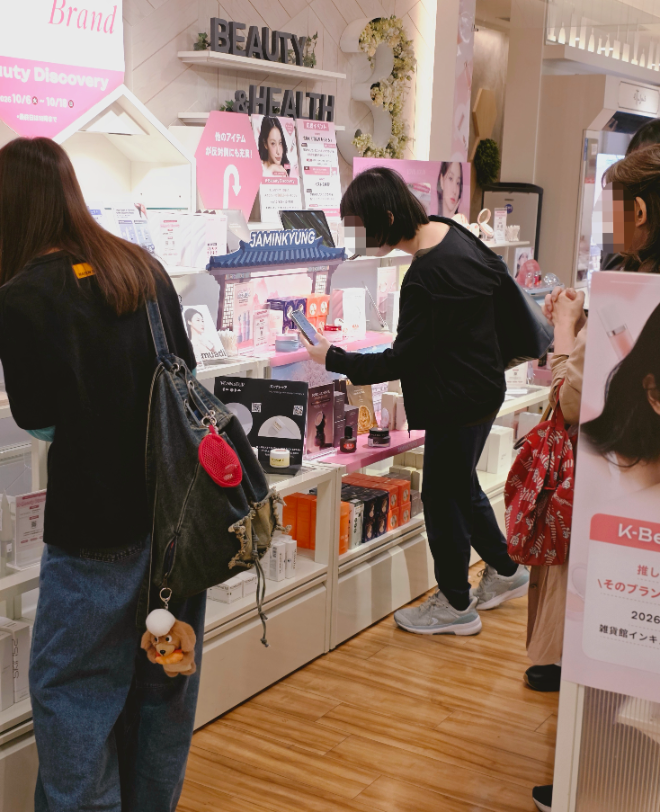 사진=자민경 제품을 직접 살펴보는 방문객(사진제공:자민경)