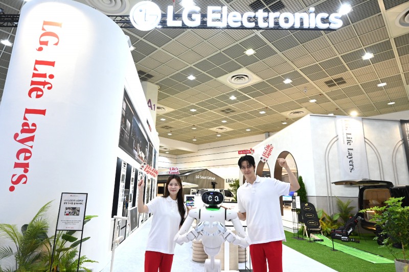 LG전자가 13일부터 나흘간 서울 강남구 코엑스에서 열리는 제57회 한국전자전에 참가해 가전 및 B2B 사업·기술을 선보인다. 모델들이 LG전자 전시장 입구에서 홈 로봇 ‘클로이드(CLOiD)’와 함께 관람객을 맞이하고 있다./LG전자