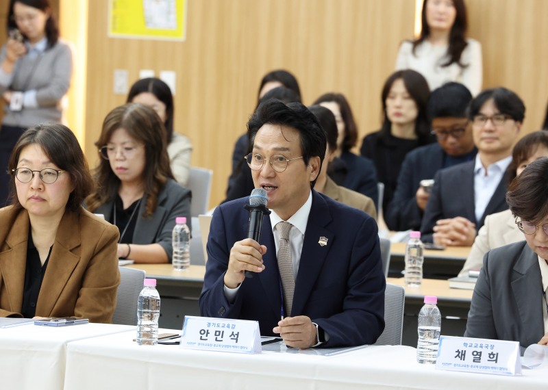 안민석 경기도교육감이 13일 남부청사에서 불교·개신교·천주교 등 도내 종교계와 ‘벽깨기’ 업무협약 체결식에서 인사말을 하고있다. /경기도교육청
