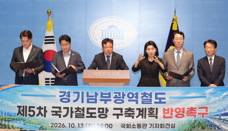 김현수 수원시 제1부시장이 기자회견문을 낭독하고 있다. /수원시