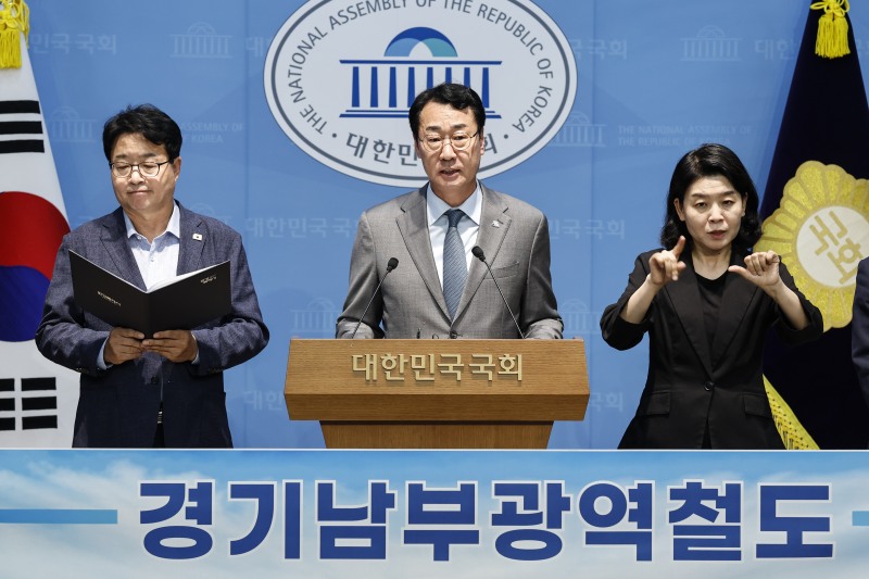 13일 국회 소통관에서 열린 경기남부광역철도 제5차 국가 철도망 구축계획 반영 촉구 공동 기자회견에서 정명근 화성시장이 발언하고 있다. /화성시