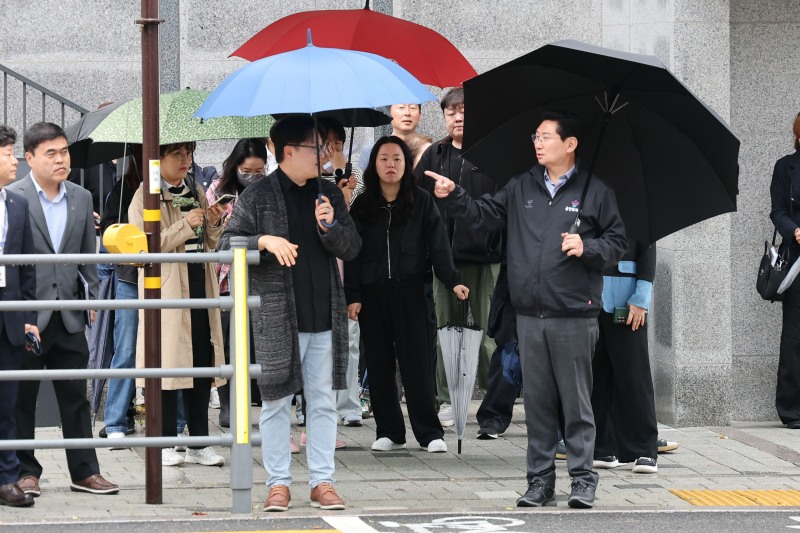 이상일 용인특례시장이 13일 경남아너스빌 디센트를 방문해 상습 불법주정차 민원구역을 둘러보고 있다./용인시