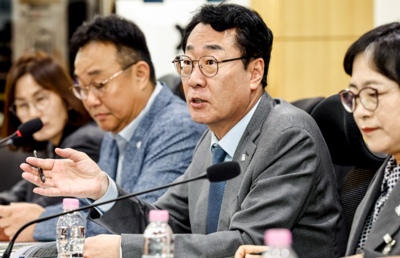 정명근 화성특례시장이 2026년 제1차 화성병 당정협의회에서 지역 현안에 대해 의견을 제시하고 있다. /화성시