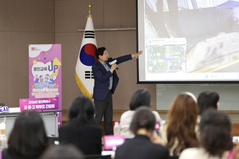 이상일 용인특례시장이 간담회에서 시정 현안을 설명하고있다. /용인시