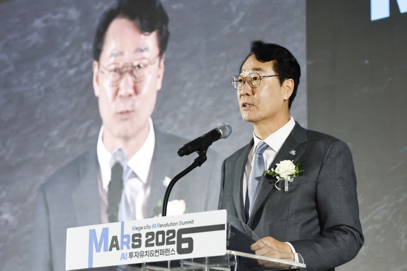정명근 화성특례시장이 『MARS 2026 투자유치& 컨퍼런스』 개회식에서 환영사를 하고 있. /화성시