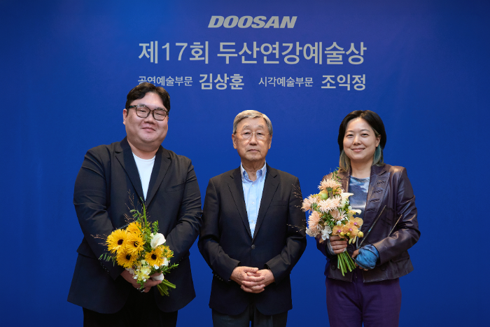 ‘제17회 두산연강예술상’ 시상식에서 두산연강재단 박용현 이사장(가운데)과 공연예술부문 수상자 김상훈 작∙연출가(왼쪽), 시각예술부문 수상자 조익정 작가(오른쪽)가 기념사진을 촬영하고 있다.