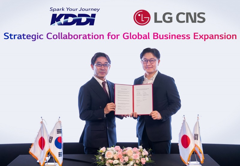 LG CNS 통신·유통·서비스사업부장 박상균 전무(오른쪽)와 KDDI 비즈니스그로스 사업본부 마츠우라 켄타로 부사업본부장이 업무협약식에서 사진촬영 하는 모습./LG CNS