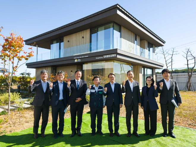 삼성전자가 14일 '삼성 AI 모듈러 홈'에서 히트펌프 기반 냉난방 솔루션 등을 소개했다. (왼쪽에서 네번째부터) 김성환 기후에너지환경부 장관, 삼성전자 CR 담당 박승희 사장, 삼성전자 DA 사업부장 김철기 부사장. / 이미지 = 삼성전자
