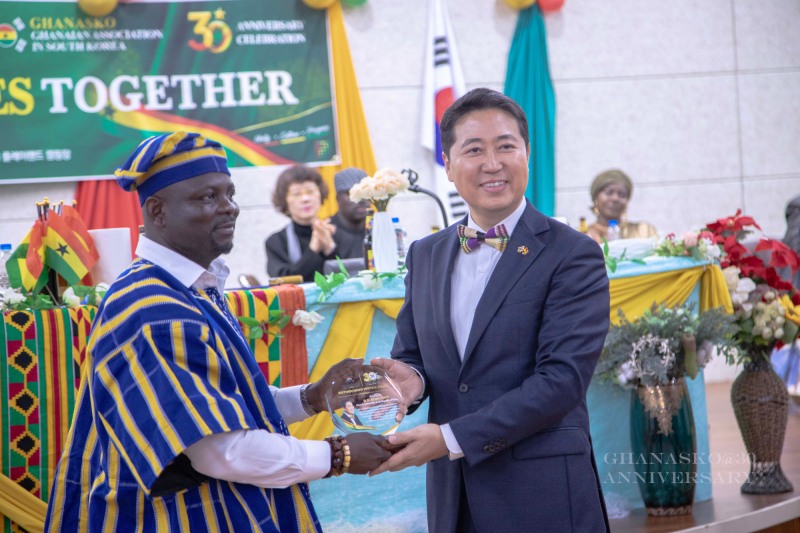 Michael Broni-Sefah, President of GHANASKO, presents a certificate of appreciation to H.E. Kojo Choi, Ambassador of Ghana to the Republic of Korea, during the association’s 30th-anniversary celebration, held on October 4, 2026, at a campsite on Bogwang-ro in Gwangtan-eup, Paju City, Gyeonggi Province, South Korea. Photo courtesy of GHANASKO.