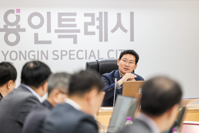 이상일 용인특례시장이 14일 내년 주요업무 추진계획 3차 보고회에서 예산편성의 신중함을 강조하고 있다. /용인시