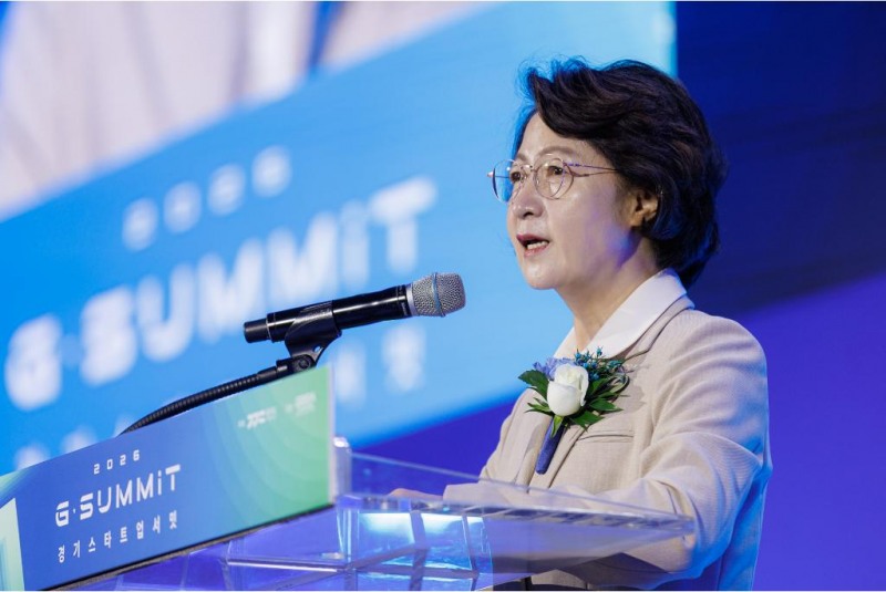14일 오전 수원컨벤션센터에서 열린 2026 경기 스타트업 서밋 개막식에서 추미애 경기도지사가 개회사를 하고 있다./경기도