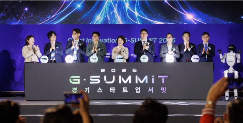 14일 오전 수원컨벤션센터에서 열린 2026 경기 스타트업 서밋 개막식에서 추미애 경기도지사, 김태형 경기도의회 미래과학협력위원장 및 관계자들이 개막 퍼포먼스를 하고 있다. /경기도