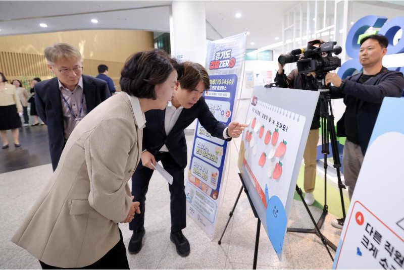 14일 오후 추미애 경기도지사가 도청 1층 로비에 마련된 '갑질 제로 특별 홍보관'을 방문하고있다./경기도
