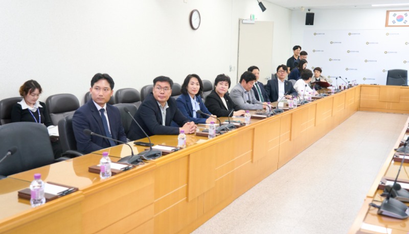 용인특례시의회(의장 장정순)는 지난 12일 의회 4층 대회의실에서 의원과 의회사무국 직원을 대상으로 장애인식개선 교육을 했다./용인시의회