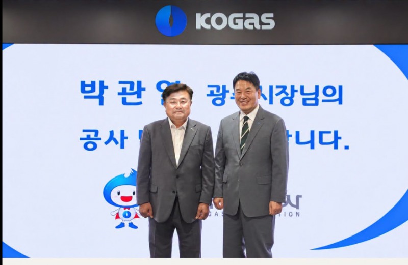 박관열 광주시장(좌)이 홍의락 한국가스공사 사장(우)과 함께 하고있다. /페북 캡처