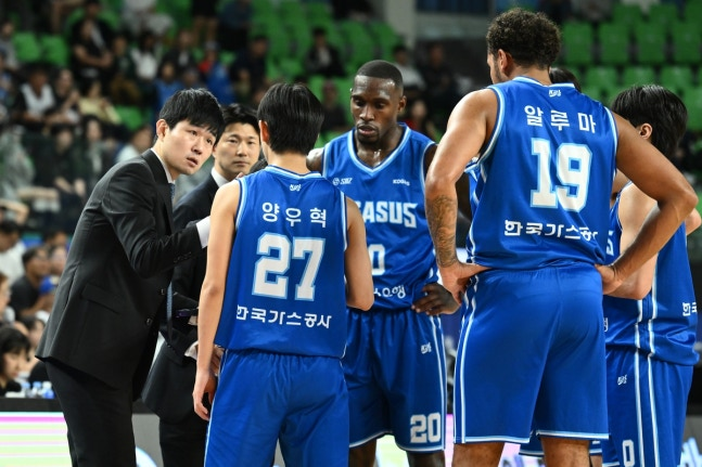작전 지시하는 가스공사 강혁 감독 / 사진=KBL 제공