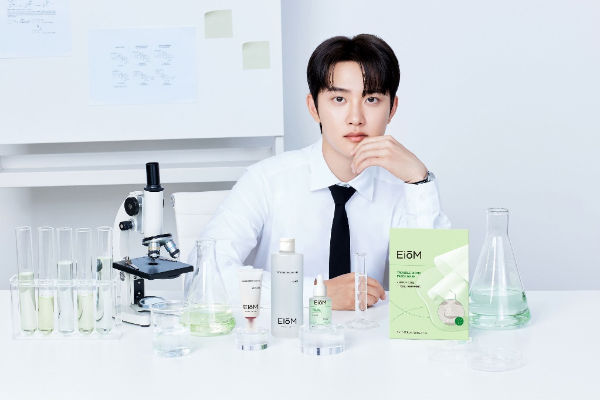 이옴(EIOM)의 새로운 브랜드 모델로 발탁된 가수 겸 배우 도경수