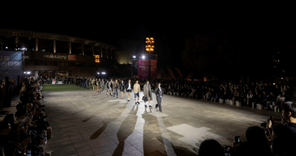서울 서초구 예술의전당 음악광장에서 열린 ‘서초구×예술의전당 패션쇼’ 현장. 에스팀 컬렉티브 소속 디자이너 브랜드의 런웨이와 서초교향악단의 클래식 연주, DJ 퍼포먼스가 어우러진 무대를 선보였다. (사진제공=에스팀)