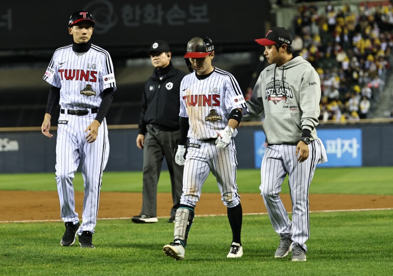 LG 신민재, 스퀴즈 번트 성공 후 교체. / 사진=연합뉴스