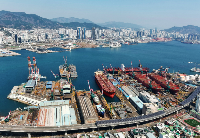 HJ중공업 부산 영도조선소에서 미 해군으로부터 처음 수주한 군수지원함 ‘USNS 아멜리아 에어하트(Amelia Earhart)’함(왼쪽 앞줄)이 정박해 MRO 작업을 하고 있다. 그 옆엔 대한민국 해군의 대형상륙함 독도함이 MRO를 수리를 하고 있다. 사진= HJ중공업