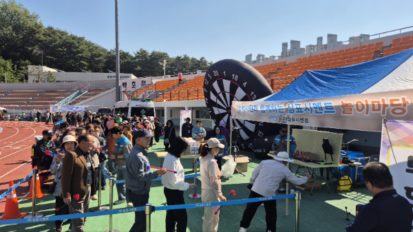 지난 14일 강원도 삼척종합운동장에서 열린 '제32회 삼척시민의 날 경축행사'에서 삼표시멘트 임직원들이 이벤트 부스를 찾은 시민들과 함께 룰렛 돌리기, 경품 뽑기, OX 퀴즈 등 시민 참여형 프로그램을 진행하고 있다./삼표시멘트
