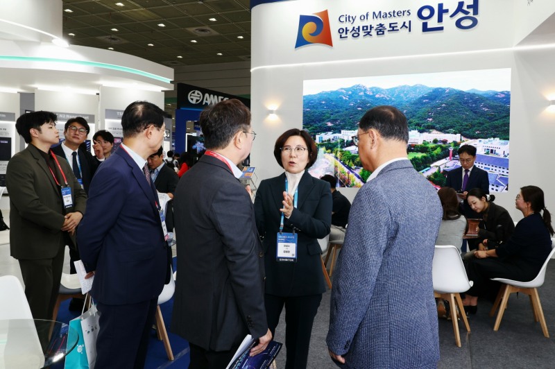 김보라 안성시장이 14일 ‘SEDEX 2026(반도체대전)’안성 부스를 둘러보고 있다. /안성시