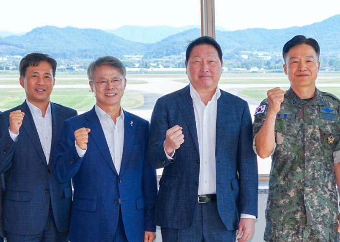 민형배 전남광주통합특별시장과 최태원 SK그룹 회장이 지난 10월9일 오후 광산구 공군 제1전투비행단 비상관제탑에서 서남권 반도체 클러스터 부지를 점검한 뒤 기념촬영을 하고 있다./전남광주통합특별시 제공