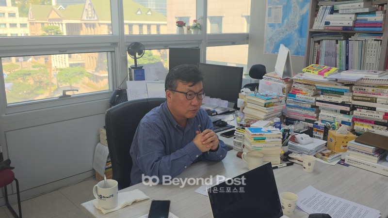한양대학교 전영수 국제대학원 교수가 본지와의 인터뷰에서 발언하는 모습./이종균 기자
