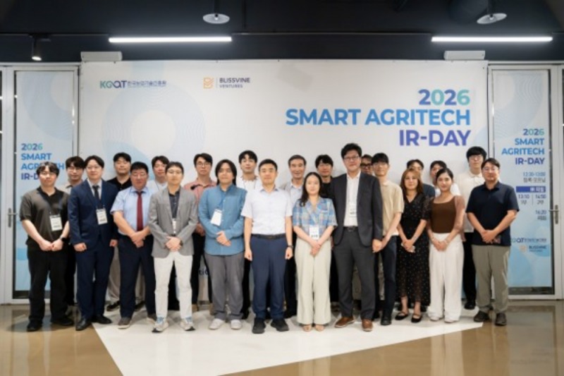 지난 6월 30일 서울 코엑스 스타트업 브랜치에서 열린 '2026 SMART AGRITECH' IR-DAY 참여기업과 관계자들이 기념촬영을 하고 있다. /사진제공=블리스바인벤처스