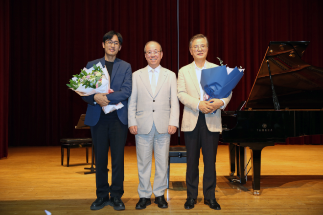 (왼쪽부터) 김정원 피아니스트, 윤재웅 동국대 총장, 강석우 배우. (사진제공=동국대)