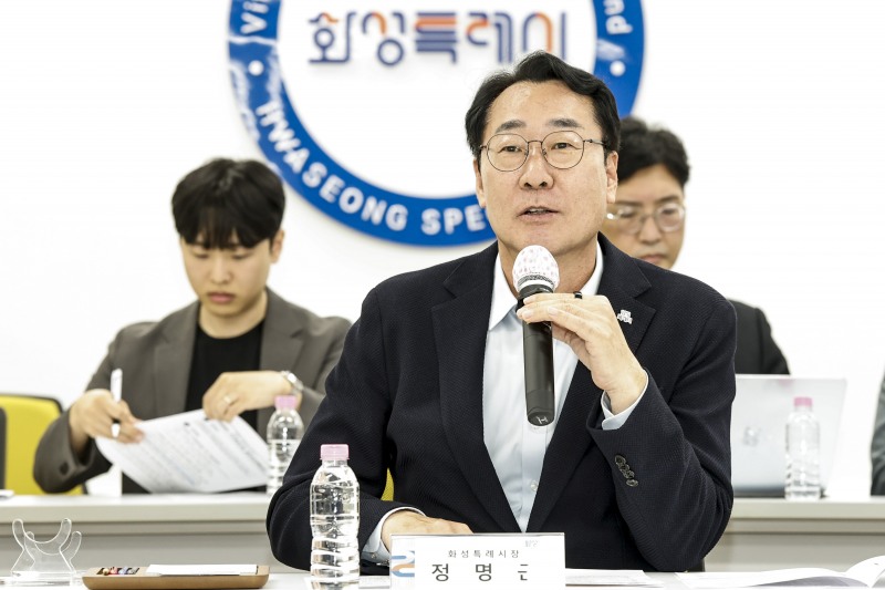 정명근 화성시장이 우주항공산업 기업인 간담회에서 인사말을 하고 있다 /화성시